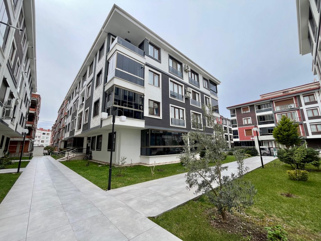 SEZGİN EMLAK’TAN ALTINKUM PAZAR PAZARI MEVKİİNDE 2+1 AYRI MUTFAK ASANSÖRLÜ CAM BALKONLU FIRSAT DAİRE!